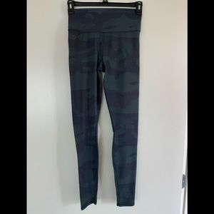 Alo yoga camo leggings